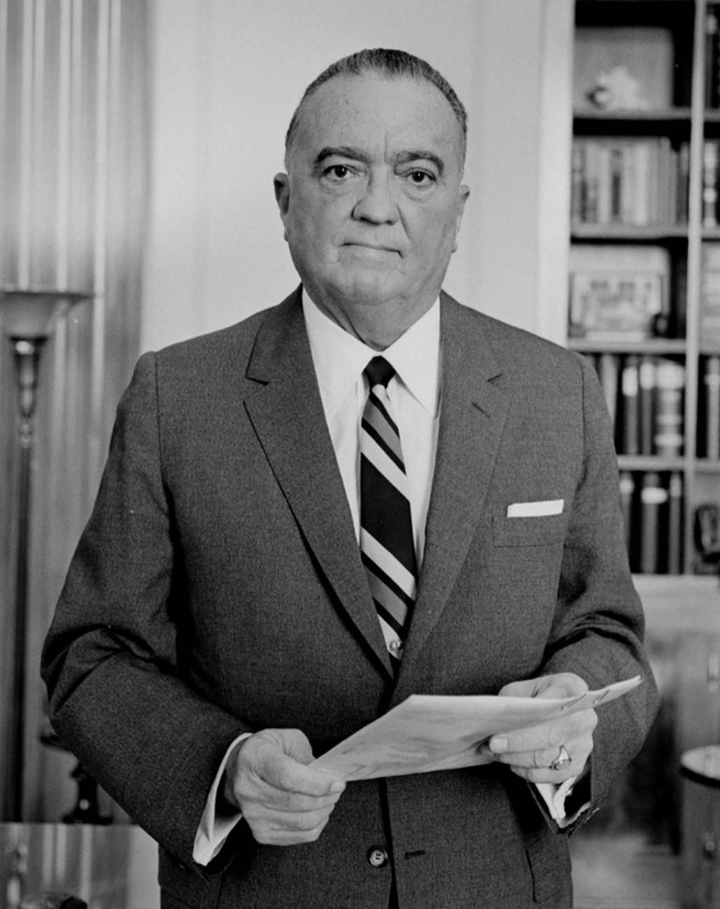 Edgar J. Hoover dostal první vyrobenou S&W .357