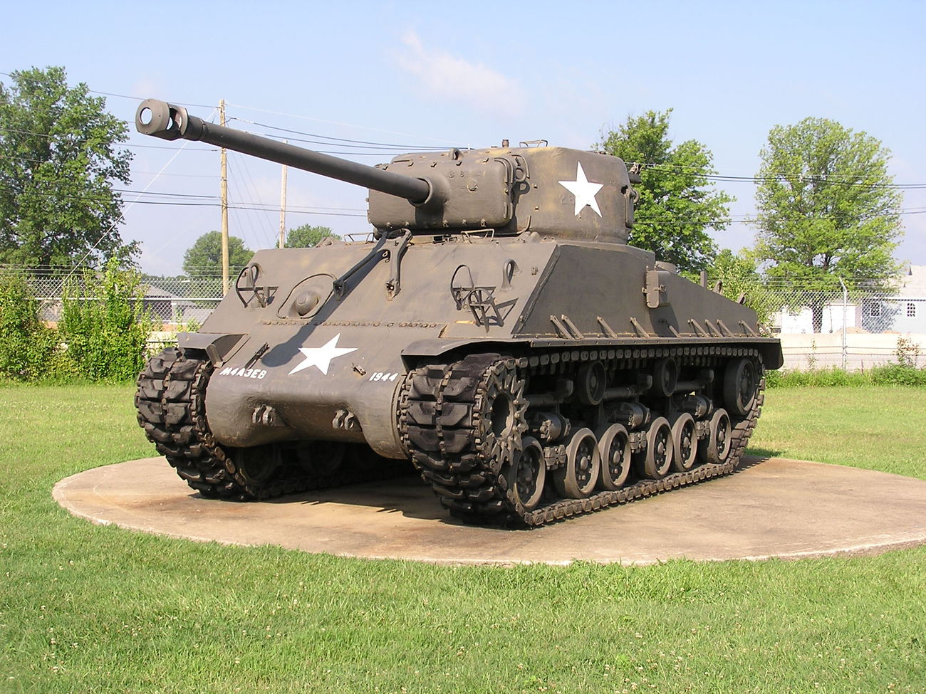 Tank M4A3E8 Sherman, stejný jako ten, který bránil hrad