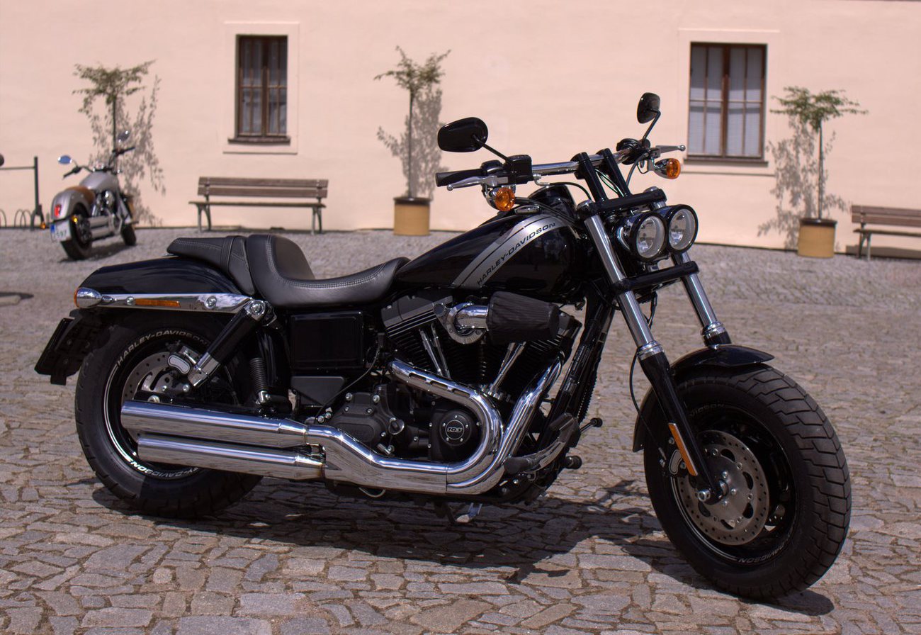 HD Dyna Street Bob s doplňky Screaming Eagle