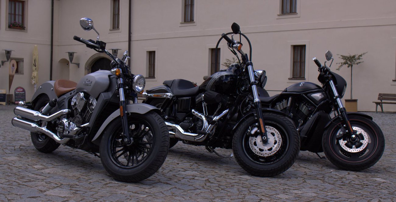 Krasavci. Zleva Scout, Street Bob a Night Rod